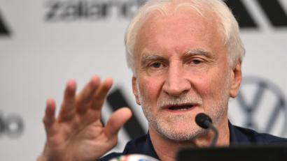 Bild: Federico Gambarini/dpa
„Ich hätte es auch gerne anders gehabt“, sagt Rudi Völler zu politischen Vorgängen rund die WM.