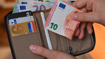 Symbolbild: Patrick Pleul
Dokumente und ganze 800 Euro hatte eine 68-Jährige im Geldbeutel, als ihr dieser in Schwandorf an einer Supermarktkasse gestohlen wurde.