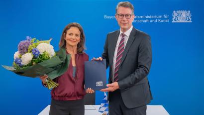 Bild: Axel König/Staatsministerium für Wissenschaft und Kunst/dpa
Amélie Niermeyer (l) wird ab Oktober die Bayerische Theaterakademie August Everding in München leiten. (Handout)