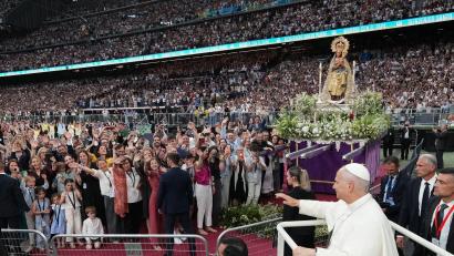 Bild: Andrea Comas/AP/dpa
Der Papst hat im Bernabéu auch andere Prominente privat getroffen.