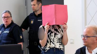 Bild: A7120 Bernd Wüstneck/dpa
Die Angeklagte schweigt in dem Mordprozess.