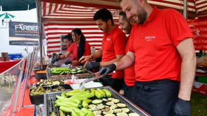 Archivbild: Petra Hartl
Auch heuer wird es wieder ein umfangreiches Essensangebot am Amberger Altstadtfest geben - zum Beispiel türkische und griechische Spezialitäten vom Grill.