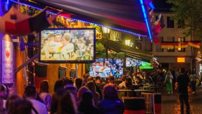 Archivbild: Andreas Arnold/dpa
Werden wieder viele Menschen die Spiele in großen Gruppen schauen?