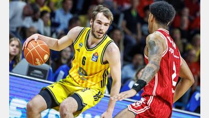 Bild: Andreas Gora/dpa
Alba und Nationalspieler Malte Delow gewannen das entscheidende Spiel.