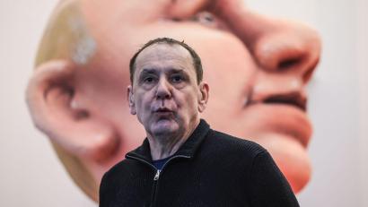 Bild: Oliver Berg/dpa
Der Karnevalswagenbauer Jacques Tilly ist in Moskau in Abwesenheit zu achteinhalb Jahren Haft verurteilt worden. (Archivbild)