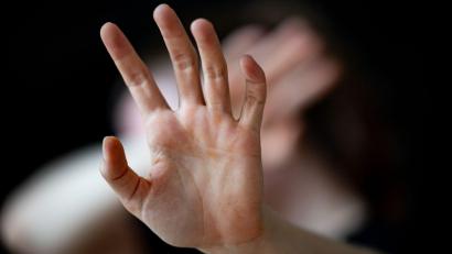 Bild: Fabian Sommer/dpa
Bei Themis können sich Menschen aus der Kulturbranche melden, wenn sie sexuelle Belästigung oder Gewalt erfahren haben. (Symbolbild)