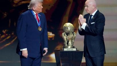 Bild: Chris Carlson/AP/dpa
Die Nähe zu Donald Trump (l) wird FIFA-Präsident Gianni Infantino von Kritikern vorgeworfen. (Archivbild)