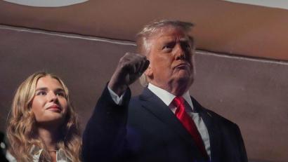 Bild: Mark Schiefelbein/AP/dpa
Trump schaut sich das NBA-Finale in New York an.