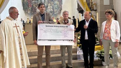 Bild: Jürgen Baldauf
Der Förderverein zur Kirchen- und Orgelsanierung überreicht einen Scheck über 60.000 Euro an Pfarrer Josef Irlbacher und Kirchenpfleger Christian Baldauf. Das Geld unterstützt bei der Fundamentsanierung der Kirche Hl.-Dreifaltigkeit in Amberg.
