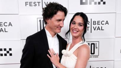 Bild: Charles Sykes/Invision/AP/dpa
Popstar Katy Perry (41) hat sich bei der Premiere ihres neuen Films erstmals mit ihrem Partner, dem früheren kanadischen Premierminister Justin Trudeau (54), auf dem roten Teppich gezeigt.