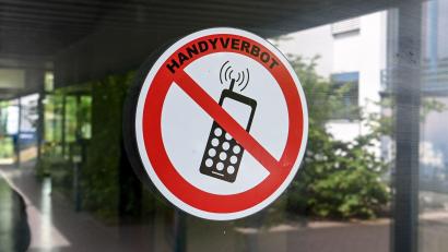 Bild: Jens Kalaene/dpa
Der Philologenverband fordert bundesweit verbindliche Regeln für private Smartphones während der Schulzeit. (Symbolbild)