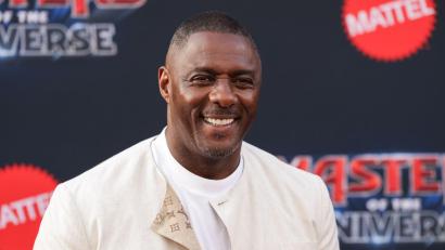 Bild: Andrew Park/Invision/AP/dpa
Entgegen jahrelanger hartnäckiger Gerüchte sah sich der britische Schauspieler Idris Elba selbst eigenen Angaben zufolge wegen seiner Hautfarbe nie als nächster James Bond. (Archivbild)