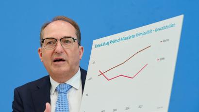 Bild: Annette Riedl/dpa
Die meisten politisch motivierten Gewalttaten werden von Rechten verübt, wie die Statistik zeigt.