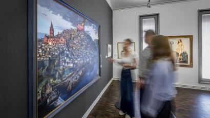 Bild: Marcus Rebmann
Ausstellungsbesucher vor dem großformatigen Gemälde „Der Traum Toledo“.