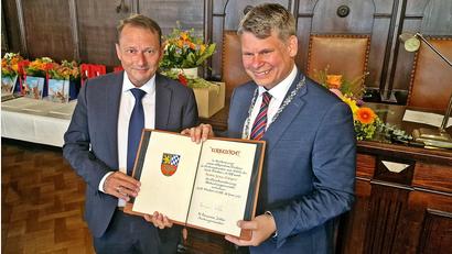 Bild: Reinhard Kreuzer
Oberbürgermeister Benjamin Zeitler überreicht die Ehrenurkunde an Jens Meyer. Meyer darf sich nun den „Alt-Oberbürgermeister“ nennen.