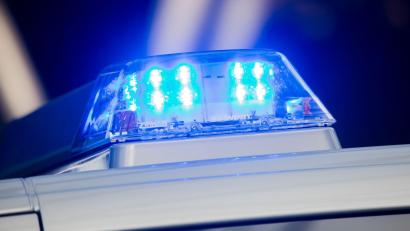 Bild: Rolf Vennenbernd/dpa
Die Polizei nimmt den aggressiven Mann fest. (Symbolbild)