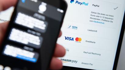 Symbolbild: Silas Stein/dpa
Eine 28-Jährige aus Schwarzenfeld hat unberechtigte Abbuchungen von ihrem Paypal-Konto bei der Polizei angezeigt.