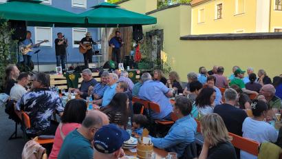 Bild: Armin Grübl
Beim irischen Abend in Windischeschenbach gab es nicht nur irische Musik und Spezialitäten, es kamen auch über 300 Gäste, die 2500 Euro für die Kinderklinik München Schwabing spendeten.