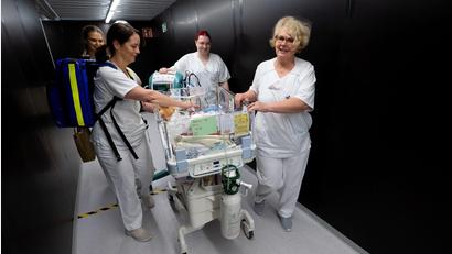 Bild: Sven Hoppe/dpa
Vom Frühchen bis zum Palliativpatienten: Alle kommen durch einen eigens gebauten, tunnelartigen Gang in das neue Klinikgebäude.