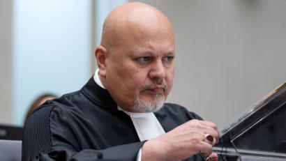 Bild: Peter Dejong/AP/dpa
Eine endgültige Entscheidung über eine mögliche Amtsenthebung Khans sollen die Vertragsstaaten auf einer Sondersitzung treffen.