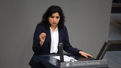 Bild: Jörg Carstensen/dpa
Grünen-Fraktionsvize Misbah Khan wirft Forschungsministerin Dorothee Bär eine Absage der geplanten Bafög-Erhöhungen vor. (Archivbild)