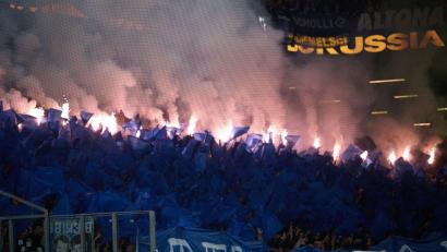Bild: Bernd Thissen/dpa
HSV-Fans hatten während des Spiels bei Borussia Dortmund viel Pyrotechnik abgebrannt. (Archivbild)