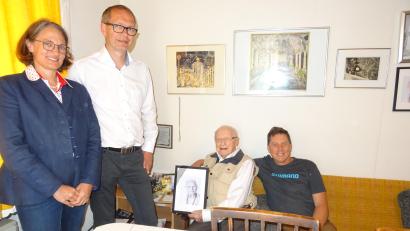 Bild: Alfons Prechtl
Adolf Krippner aus Seußen ist 99 Jahre alt geworden. Zu seinen Gratulanten gehören die stellvertretende Landrätin Martina von Waldenfels (links), Bürgermeister Michael Fuchs und Neffe Gerry Krippner (rechts neben Adolf Krippner).
