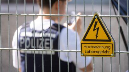 Bild: Christoph Schmidt/dpa
Die Hinweise auf eine mögliche Brandstiftung hatten sich schnell verdichtet.