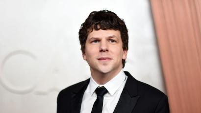 Bild: Richard Shotwell/Invision/dpa
Der US-Schauspieler Jesse Eisenberg ist als Ehrengast zu den internationalen Filmfestspielen in Karlovy Vary (Karlsbad) eingeladen. (Archivbild)