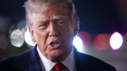 Bild: Mark Schiefelbein/AP/dpa
Die USA werden laut US-Präsident Trump auf einen iranischen Angriff reagieren müssen.