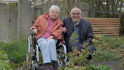Bild: Gemeinde Ammerthal
Bürgermeister Anton Peter gratuliert Magdalena Gräml zum 90. Geburtstag.
