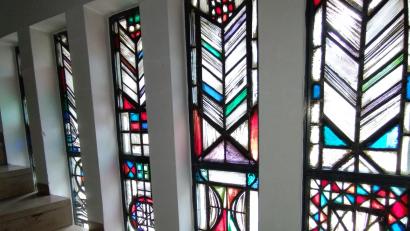 Bild: Ikom Stiftland
Die besondere Architektur der Kapelle "Christus Salvator" im Haus Haus Fockenfeld mit einem spannenden Spiel der Formen und besonders gestalteten Fenstern (Bild) steht bei einem der Angebote der Stiftlandtage 2026 im Blickpunkt.