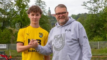 Bild: Matthias Reuß/FC Amberg
Jonas Tepper (links) mit Teammanager Andreas Wagner.