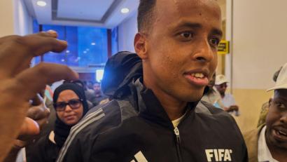 Bild: Farah Abdi Warsameh/AP/dpa
Bei seiner Rückkehr nach Somalia wurde Referee Omar Artan gefeiert.