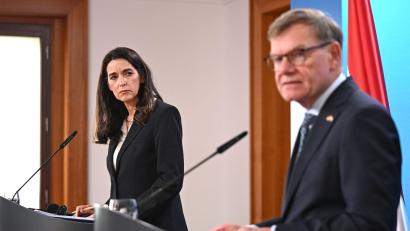 Bild: Elisa Schu/dpa
Außenminister Johann Wadephul (CDU) äußert sich bei einer Pressekonferenz mit seiner ungarischen Kollegin Anita Orbán auch zum Vorgehen Israels im Westjordanland und möglichen neuen Sanktionen.