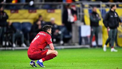 Bild: Pontus Lundahl/TT NYHETSBYRÅN/AP/dpa
Lewandowski war untröstlich nach der verpassten WM-Teilnahme. (Archivbild)