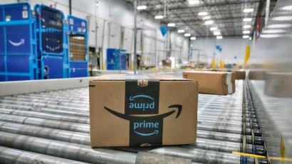 Bild: Richard Vogel/AP/dpa
Die Verbraucherzentrale NRW hat den Online-Händler Amazon wegen einer Preiserhöhung im Sommer 2022 verklagt.  (Archivbild)