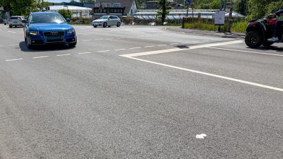 Bild: Petra Hartl
Genau hinschauen, dann sieht man den Pfeil am unteren Bildrand: Wer von der Erzhausstraße bei der Gärtnerei Pürzer nach links auf die Rosenbachstraße einbiegt, überfährt einen kleinen, weißen Pfeil.