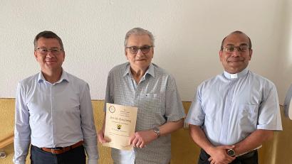 Bild: Stefanie Gradl
2. Bürgermeister Markus Graf (links) und Pater Jimmy gratulieren dem Jubilar Helmut Lippert zum 85. Geburtstag.