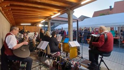 Bild: Michaela Schuller
Die Störnsteiner Blasmusik bei der Serenade in Störnstein