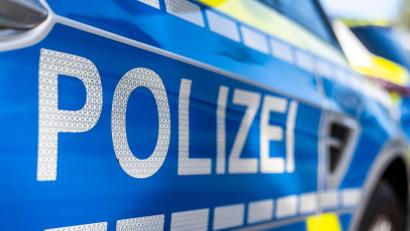 Bild: David Inderlied/dpa
Polizisten fanden den Landwirt tot in seinem eigenen Waldstück. (Symbolbild)