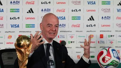 Bild: Eduardo Verdugo/AP/dpa
FIFA-Präsident Gianni Infantino spricht über die Ticketpreise bei der WM.
