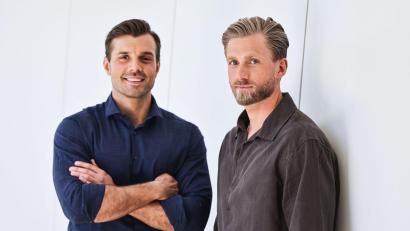 Bild: Oliver Berg/dpa
Die beiden neuen Männer im „Bachelor“-Universum: Tim Reitz (links) und Sebastian Paul.