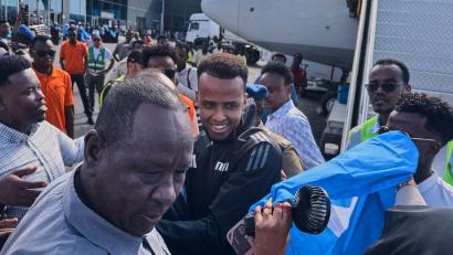 Bild: Farah Abdi Warsameh/AP/dpa
Schiedsrichter Omar Artan (M) wird in der Heimat mit Jubel empfangen.