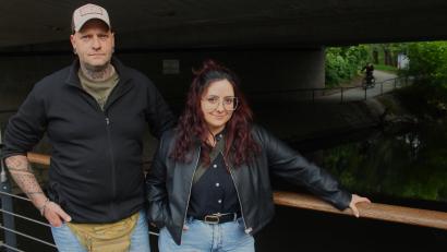 Bild: Jennifer Battaglia
Alex Buschner (42) und Luisa Vasconcellos Feldmeier (30) retteten vergangene Woche einen Amberger vor dem Ertrinken. Rechts im Hintergrund die Stelle des Unfalls (etwa auf Höhe des vorbeifahrenden Radfahrers).