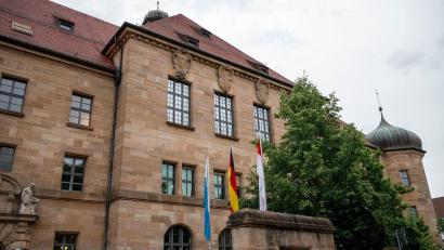 Bild: Daniel Vogl/dpa
Der Prozess gegen Demonstranten, die auf den Hof des bayerischen Bauernpräsidenten eingedrungen sein sollen, ist in Nürnberg gestartet.