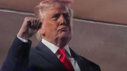 Bild: Mark Schiefelbein/AP/dpa
Trump demonstriert Macht.