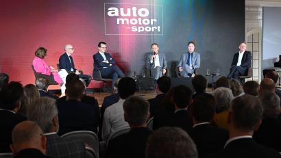 Bild: Bernd Weißbrod/dpa
Auf dem Podium: Porsche-Chef Michael Leiters (2.v.l-r), BMW-Chef Milan Nedeljković, VW-Chef Oliver Blume, Mercedes-Chef Ola Källenius und Audi-Chef Gernot Döllner.