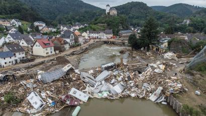 Archivbild: Boris Roessler/dpa
Meterhoch türmten sich wenige Tage nach der Flutkatastrophe Mitte Juli 2021 an einer Brücke über die Ahr in Altenahr-Kreuzberg Wohnwagen, Gastanks, Bäume und Schrott.