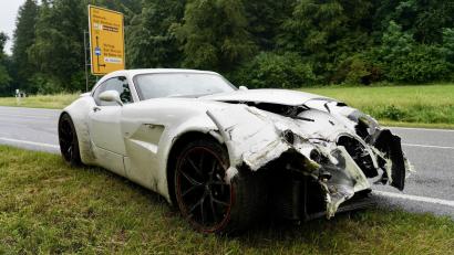 Bild: Braun/swd-medien/dpa
Teurer Unfall: Auf regennasser Straße prallt der Luxuswagen gegen die Leitplanke.